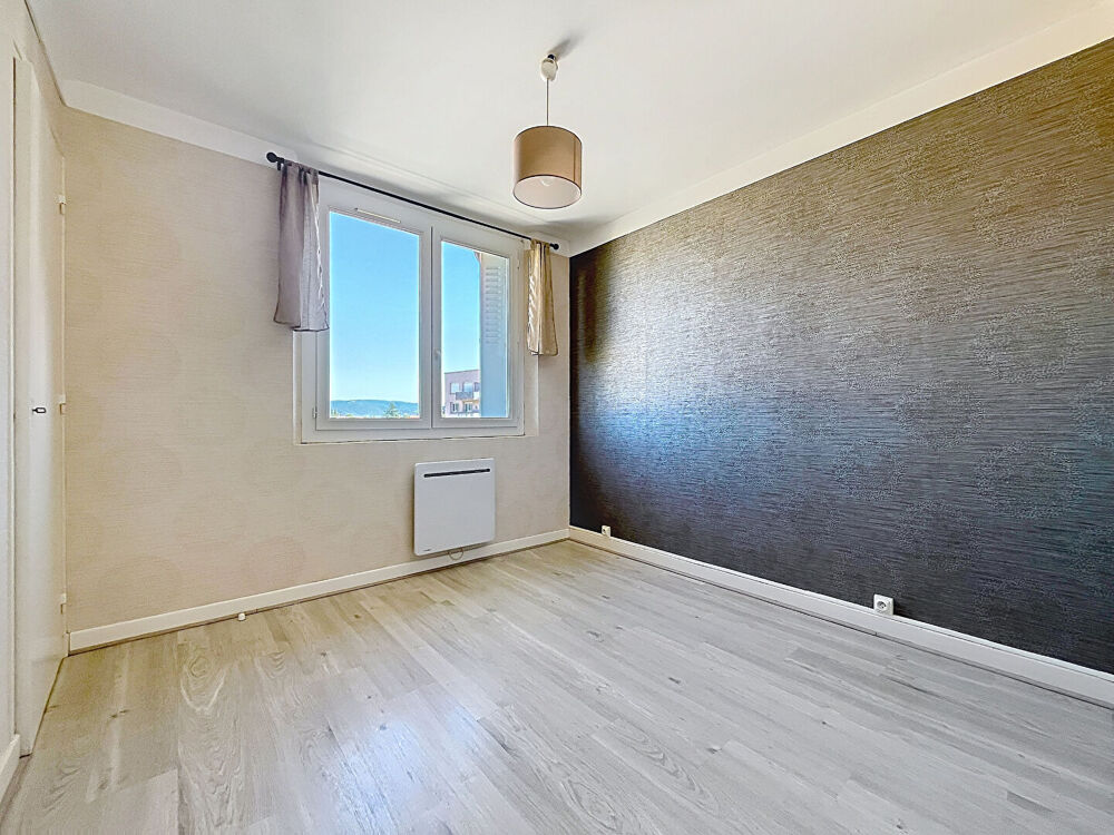 Appartement Livron Sur Drome T3 Dde 60 m², dernier étage, 2 chambres, très bon état.