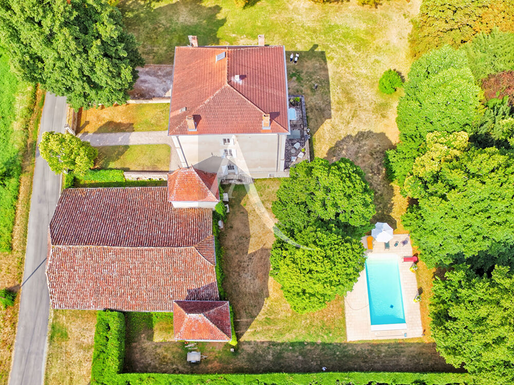 Demeure de prestige avec grange de 300 m2 et piscine - 1,13 hectares de terrain