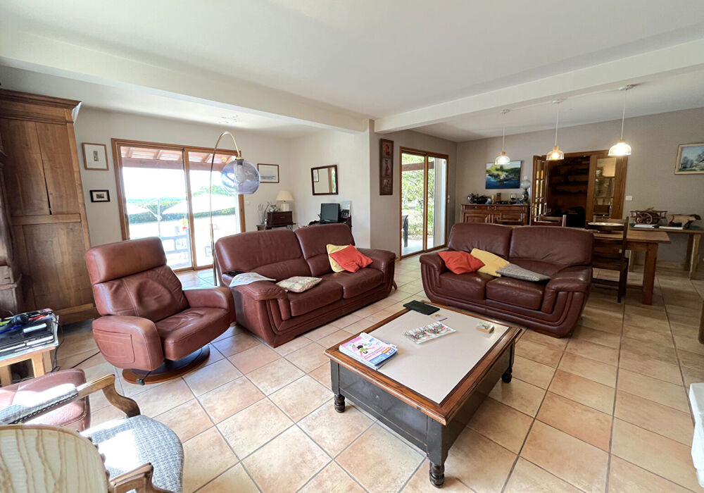 Vente Maison Villa familiale avec grande piscine et vue dégagée, aux portes de Montmoreau Montmoreau