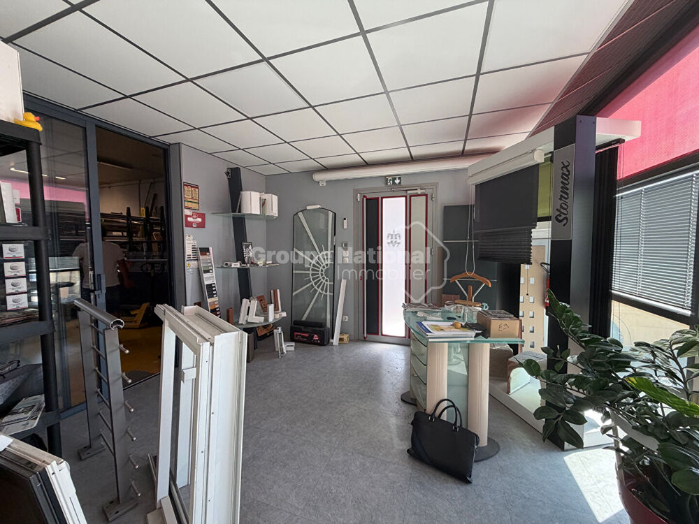   Bernis, local industriel de 283m2  sur 810m2 clos avec parking goudronné Bernis