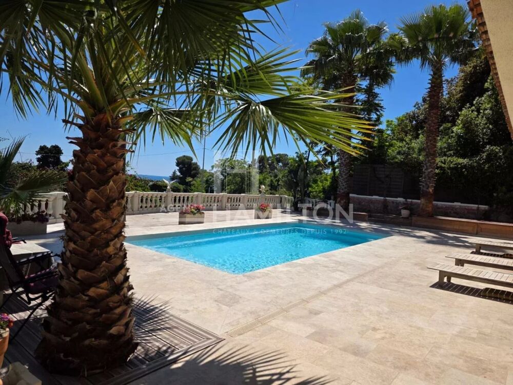 A deux pas du bord de mer à Golfe-Juan, superbe villa offrant un