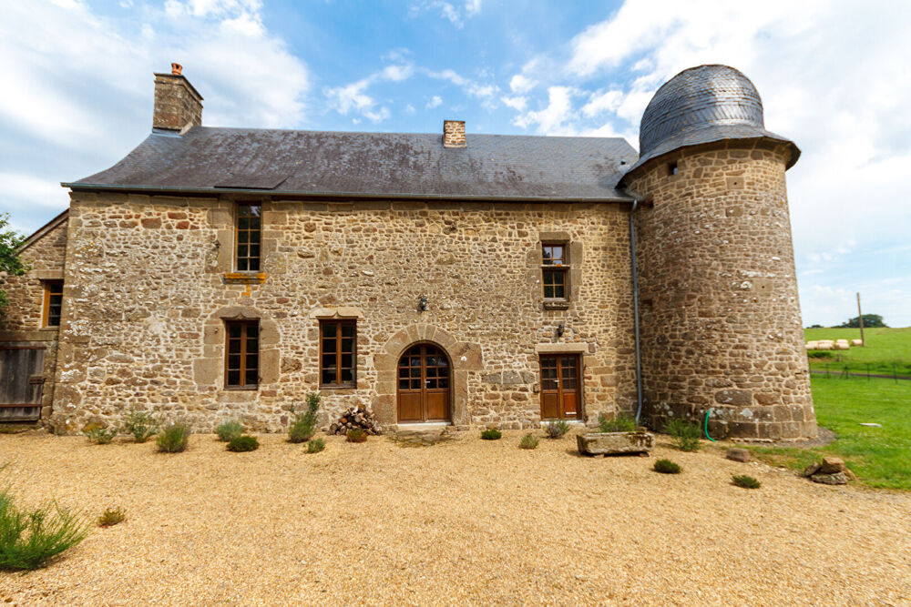 Mayenne : Manoir fortifié de 4 chambres avec dépendance, granges, boulangerie et enclos.