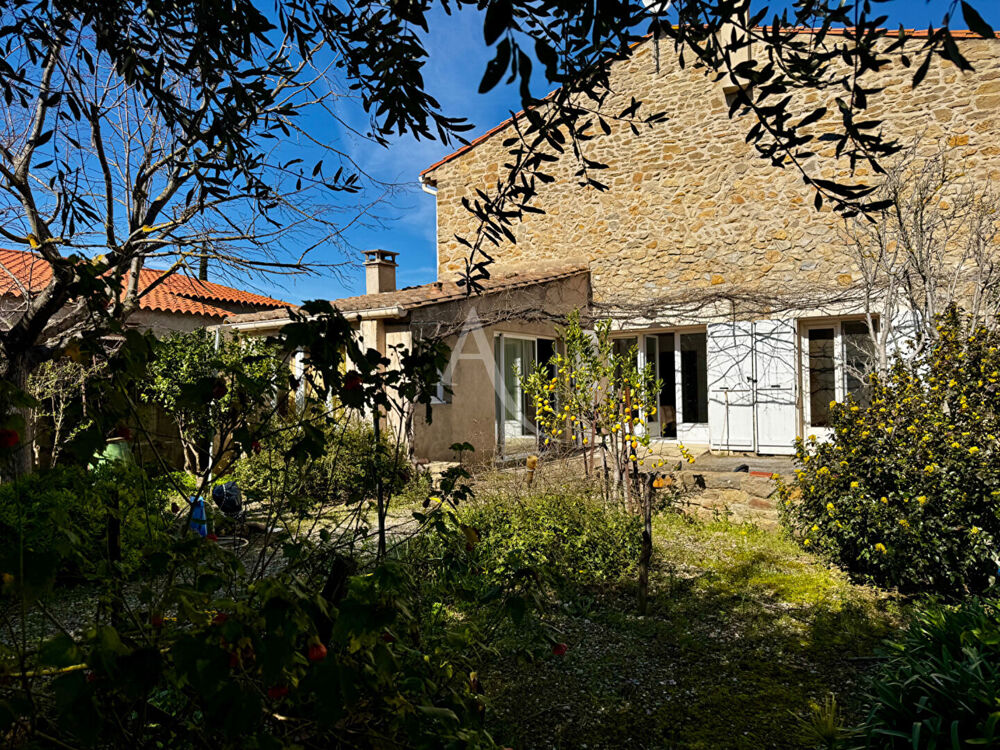 Maison en pierre avec jardin