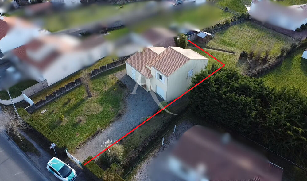 Maison 3 chambres avec 600 m² de terrain La Chaize-Giraud 215 000
