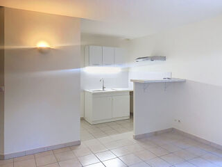 Location Appartement T2 hauts de Villeneuve-Lès-Avignon 2 pièce(s) 33 m2 avec jardinet. Villeneuve les avignon