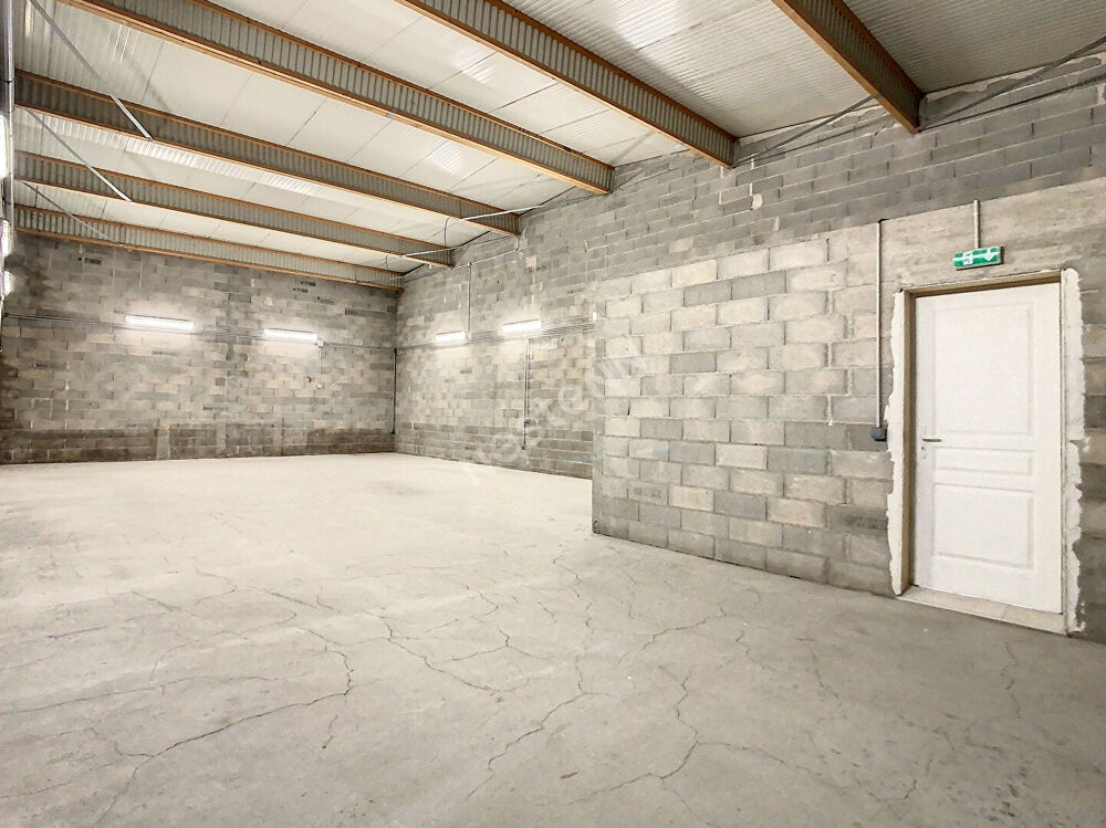   Local commercial d'environ 135 m² zone industrielle Miramas 