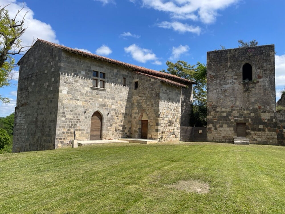 A vendre à Clermont Dessous château médiéval ISMH
