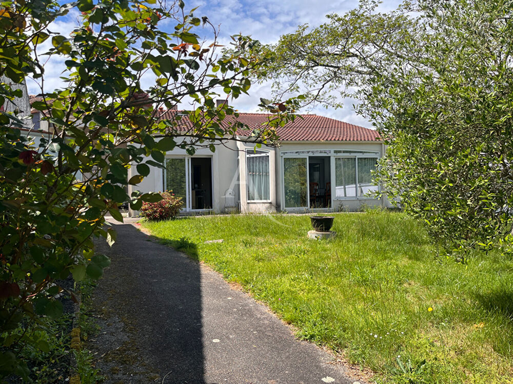 Maison 5 pièces 163 m² · à Sainte Flaive des Loups · 163 m² · 248 000 €