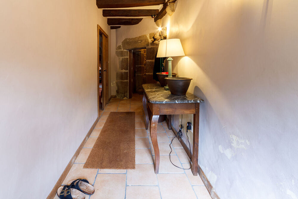 Mayenne : Manoir fortifié de 4 chambres avec dépendance, granges, boulangerie et enclos.