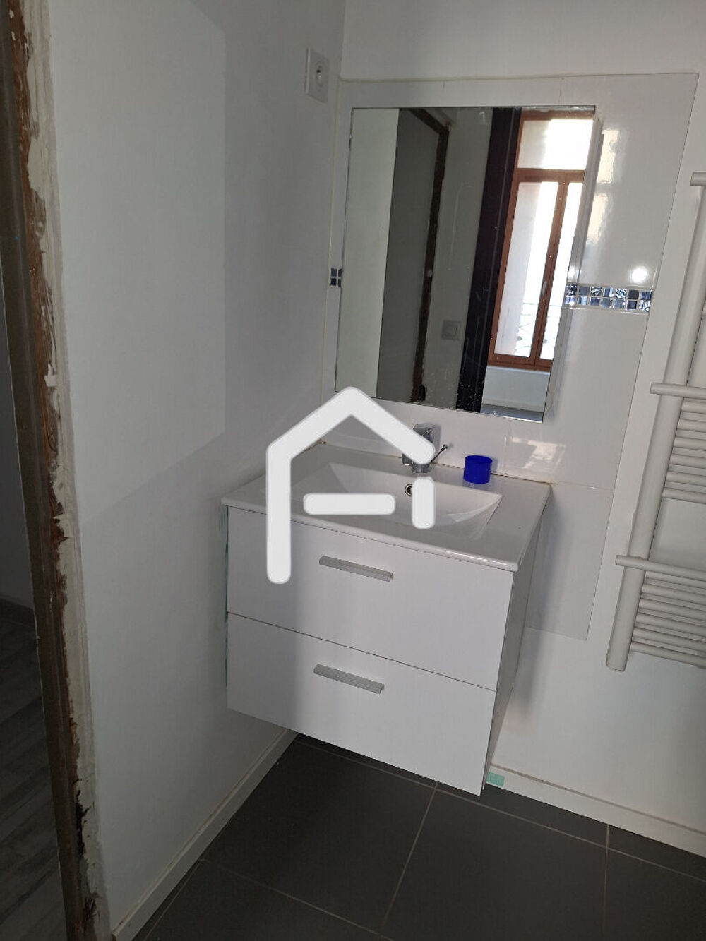(Poussan 34560 ) T2 53 m2 dans un immeuble de charme rénové .