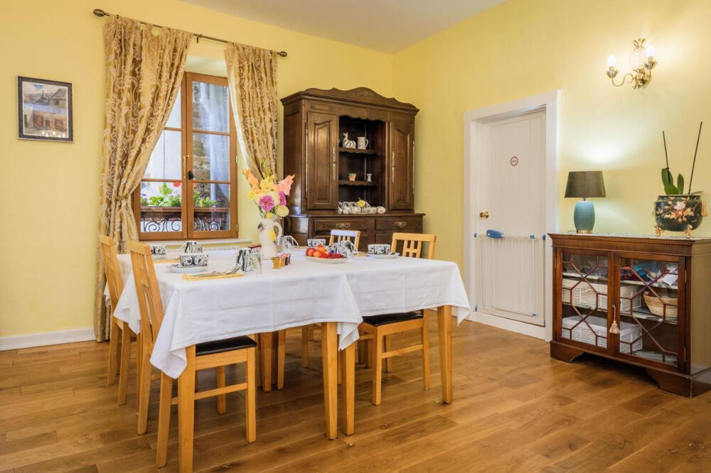 Maison de caractère avec chambres d'hôtes et local commercial au coeur de Ségur-le-Château