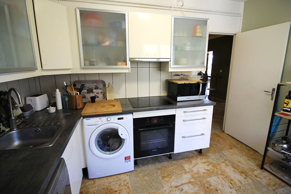 NIMES Quartier recherché proche quai de la fontaine très bel appartement de type 4 de 110m² avec terrasse, cave, garage et park