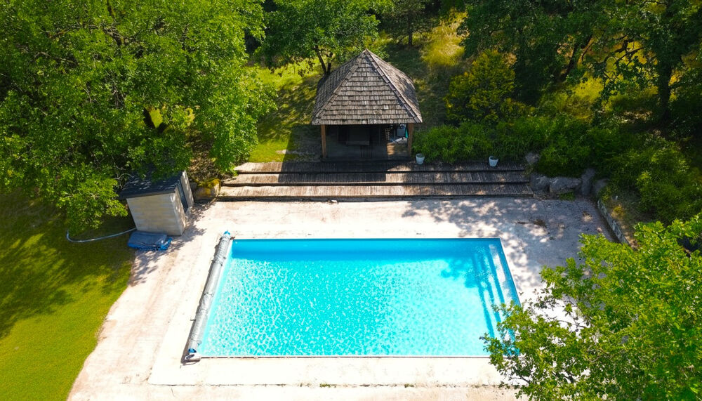 VILLA T5 + terrain 6365 m² + piscine int et ext