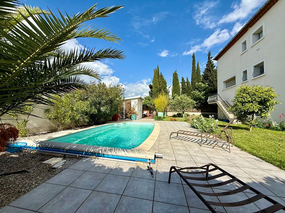 MAISON DE VILLE T6 AVEC GARAGES ET PISCINE