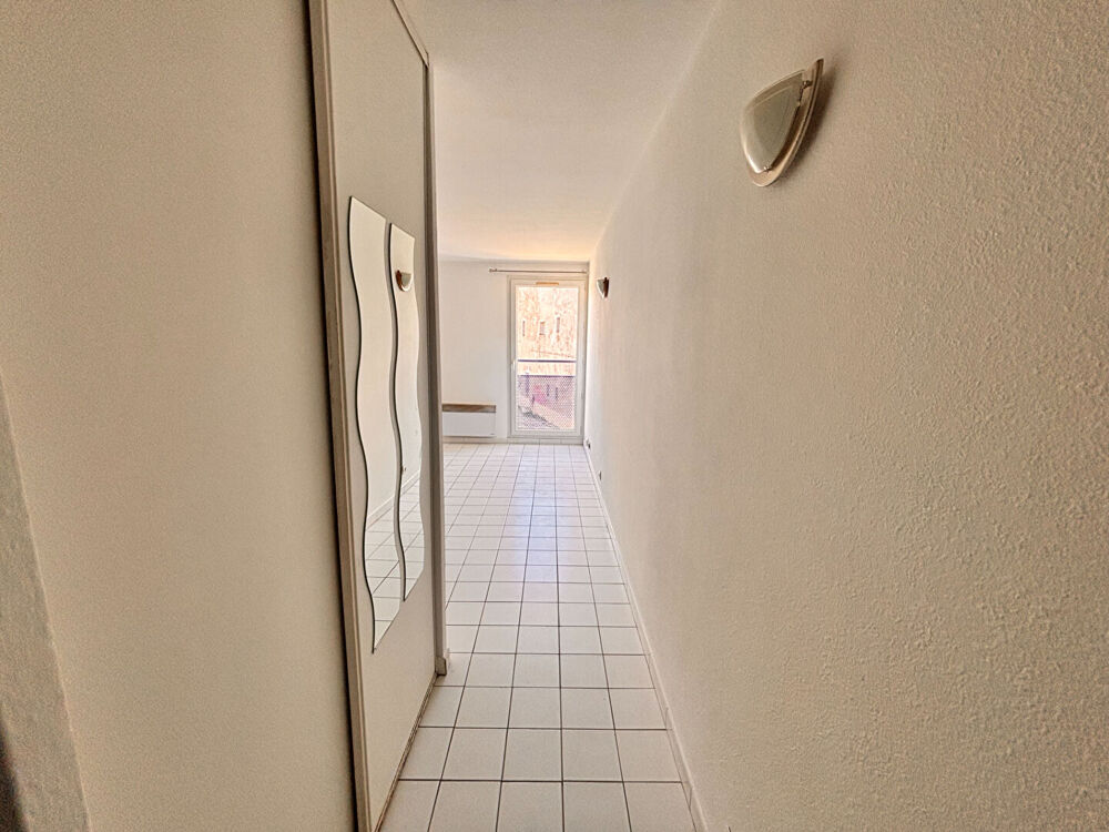 NIMES CENTRE/LYCEE DHUODA - RUE HENRI IV - STUDIO 21.32 M2 AU 1ER ETAGE