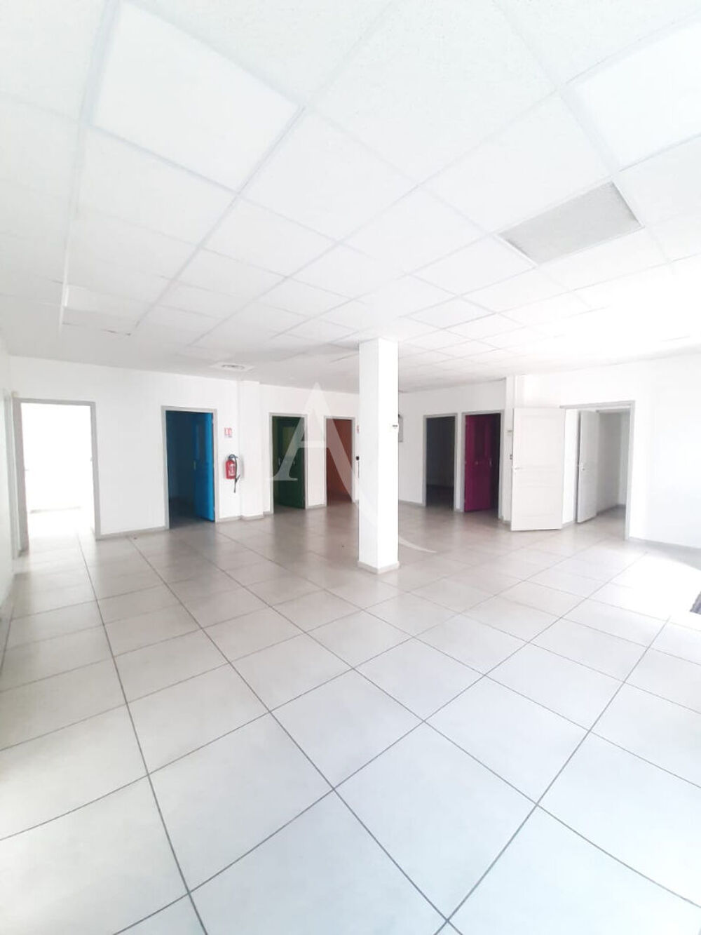   Local d'activité  150 m2 - 9 bureaux + 1 grande salle principale A SAISIR !!!!!! Fort de france