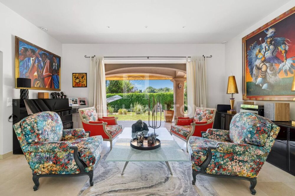 Magnifique villa de plain-pied avec piscine proche de Valbonne