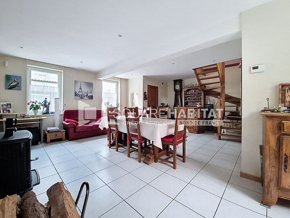 Maison avec jardin, garage 2 voitures + 2 places de parking privatives, 3 chambres.
