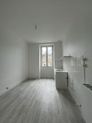  Appartement à louer 4 pièces 94 m²