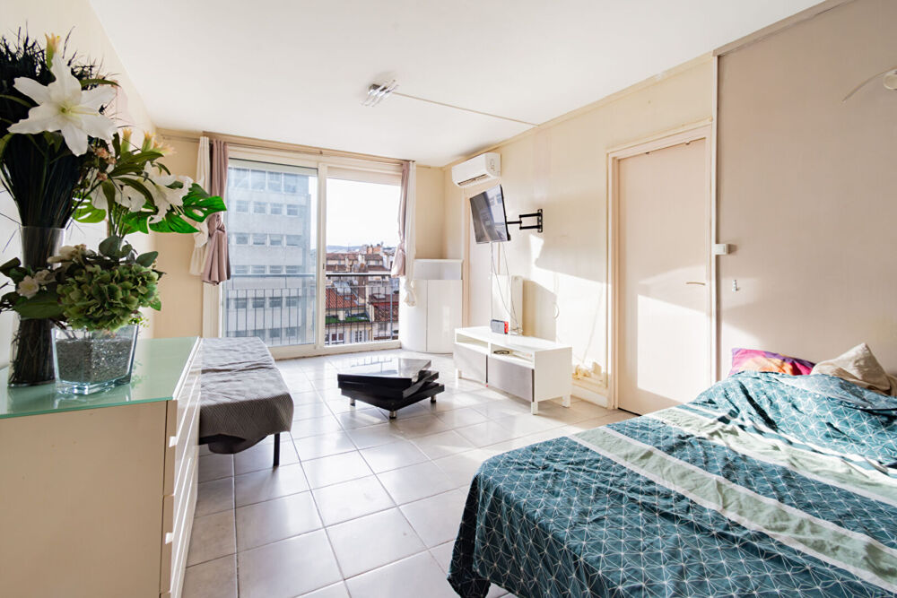 Appartement Marseille 1 pièce(s) 32 m2 - Vue Notre Dame de la Garde