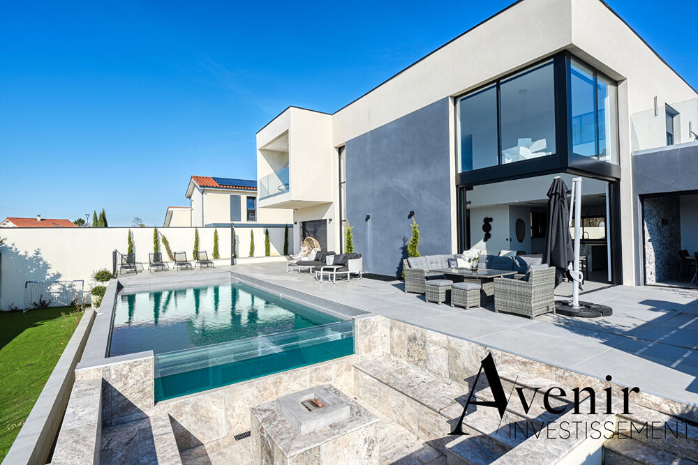 Decines Charpieu- villa de 322 m2 -5 chambres - piscine