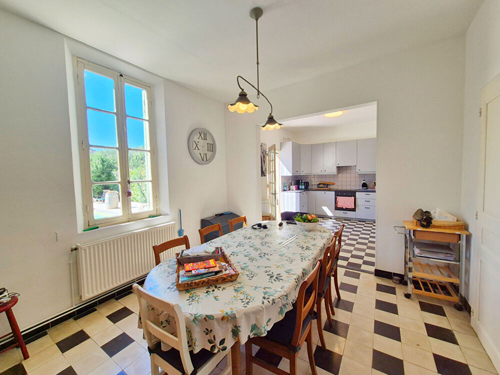 Spacieuse maison de village de six chambres avec piscine, jardin et activité de location saisonnière établie