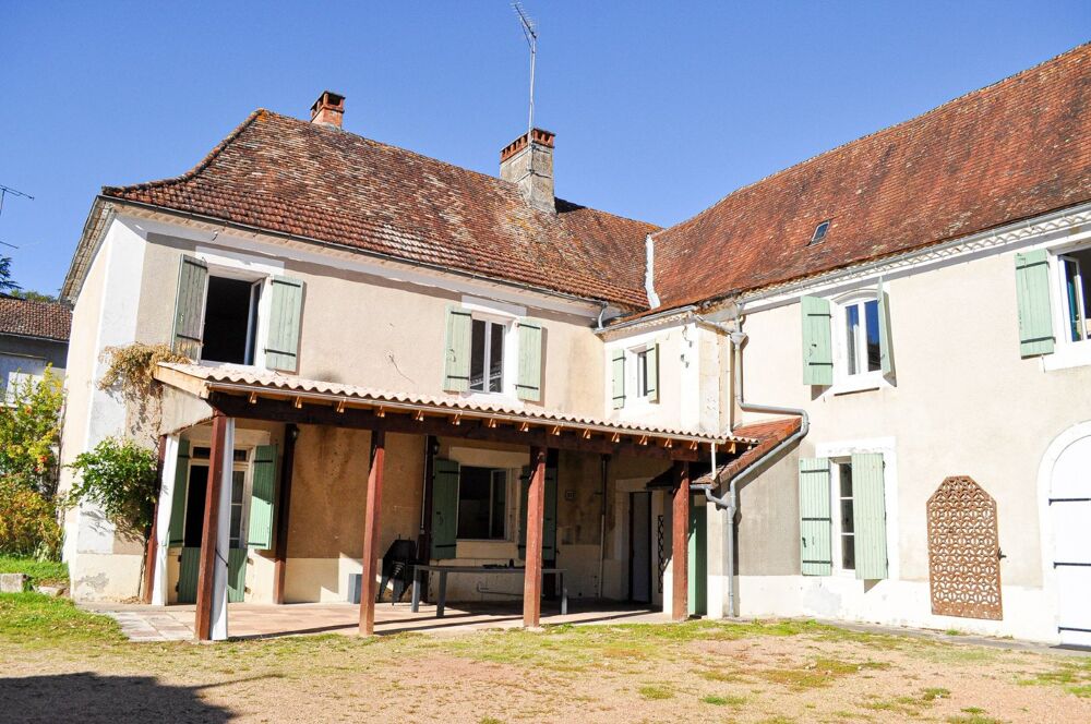 Maison en pierre - 247 m² - 8 chambres - Terrain 2 130 m² - Savignac-les-Églises