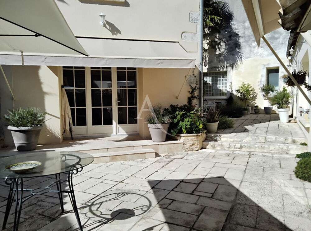 Ensemble immobilier constitué de deux maisons et son garage et extérieur à Saint Jean D'Angely
