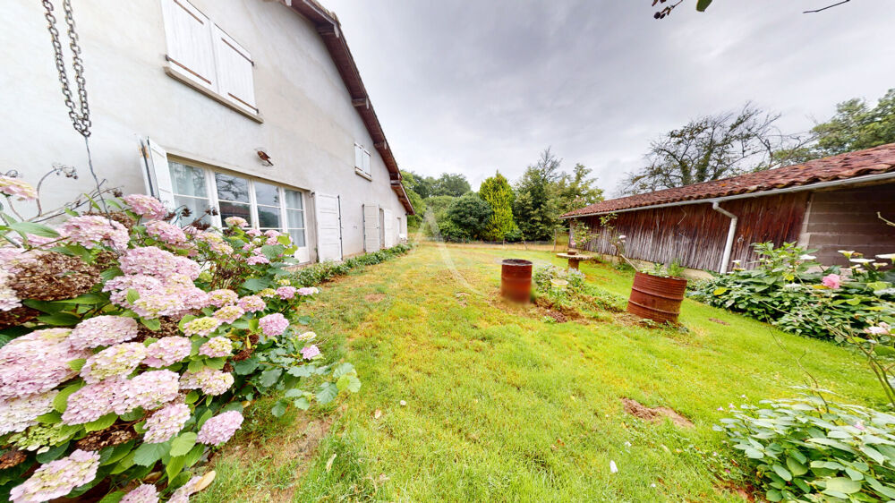 Ancienne ferme à rénover de 149 m² habitables avec dépendances sur environ 4000 m² de terrain