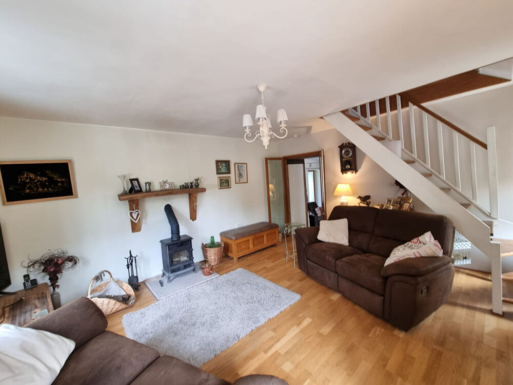 HAUTE-VIENNE ? Belle maison de 3 chambres, entièrement rénovée et présentée avec soin, située en bordure de village.
