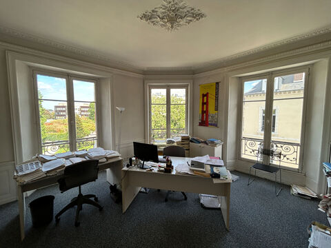 A VENDRE - RENNES HYPERCENTRE - Bureaux de 190 m&sup2; avec combles &agrave; valoriser 630000 35000 Rennes