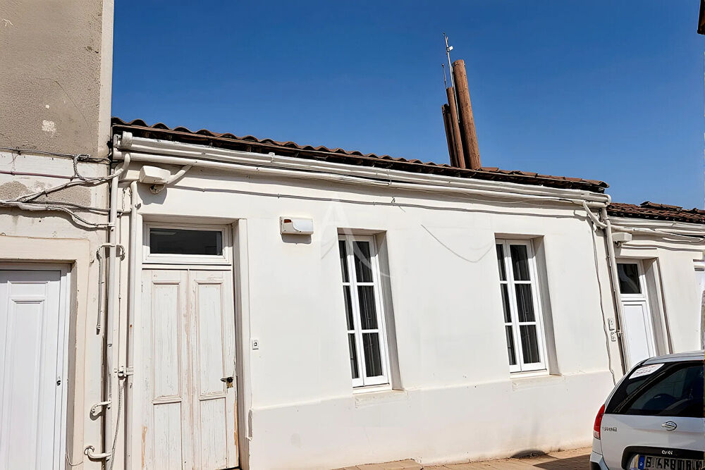 ROCHEFORT, MAISON DE FAUBOURG AVEC COUR SANS VIS A VIS ? Exclusivité !