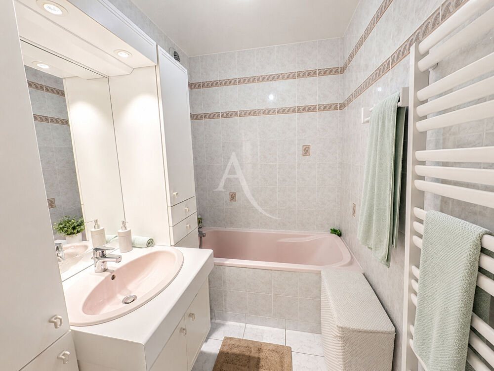 Vente Appartement Appartement  2 chambres avec garage et cave en centre ville Les sables d olonne