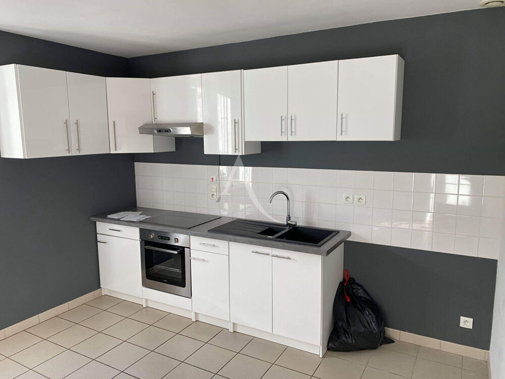 Loue proche centre Ceyzeriat T4 duplex avec jardinet et garage