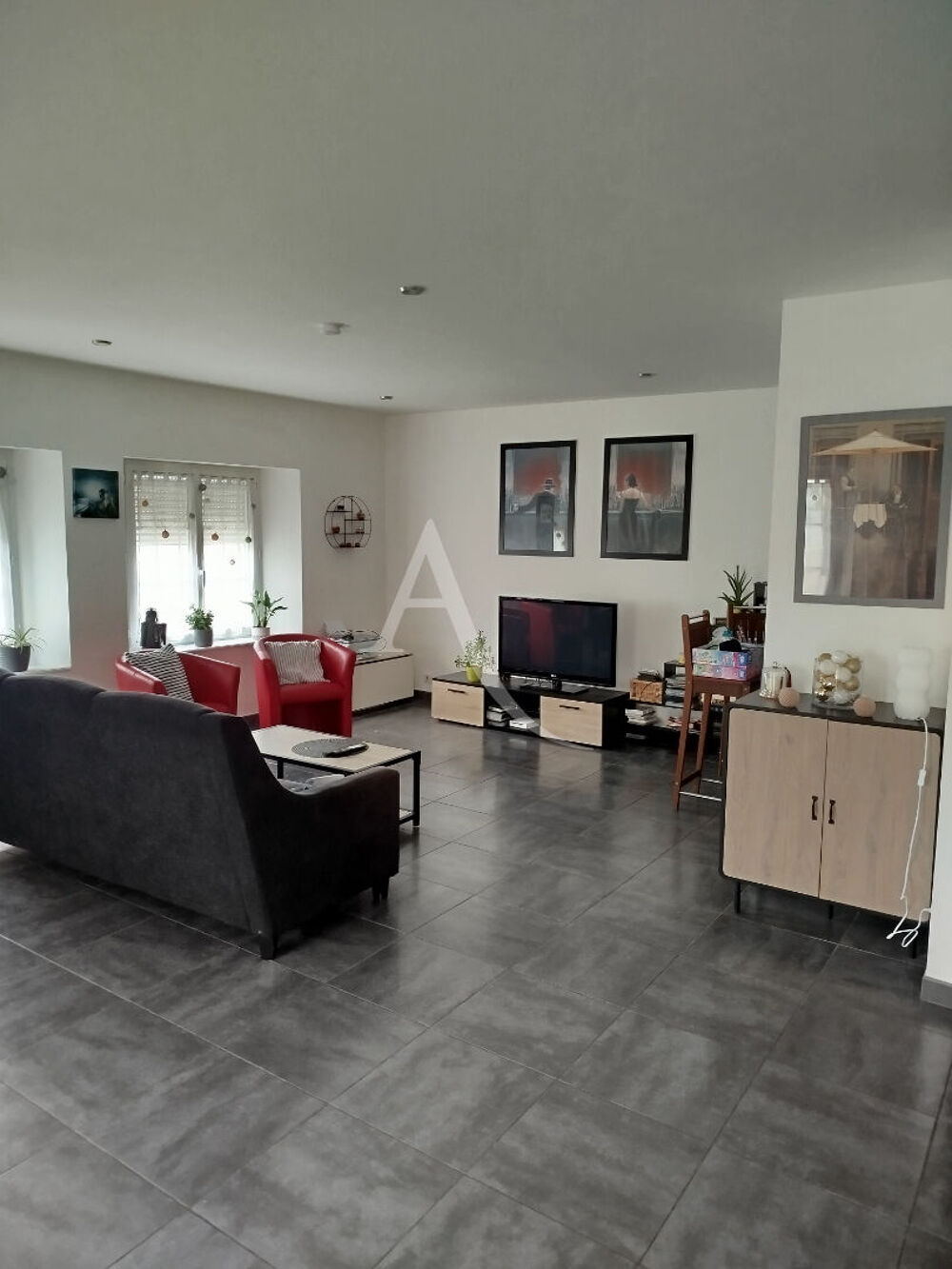 ENSEMBLE IMMOBILIER EN PIERRES AU COEUR DE MOUTIERS.