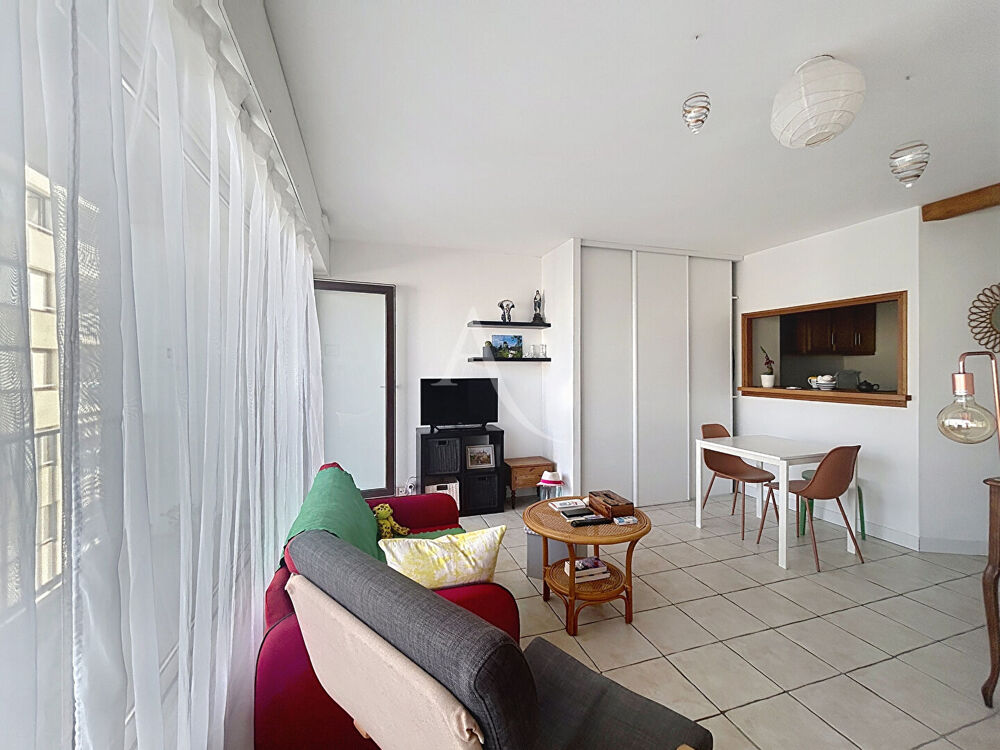 Vente Appartement Angers, quartier Madeleine : Grand studio T1 bis de 38 m² avec balcon, parking et cave Angers