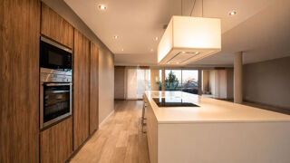 Appartement à louer 5 pièces 220 m²