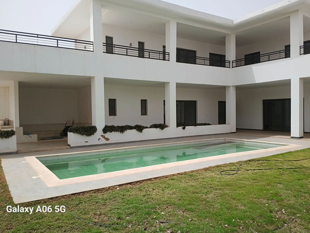 Vente Maison DANS UNE BELLE PETITE  RESIDENCE , VILLA  NEUVE R+1  PROCHE COMMERCE ET PLAGE Ngaparou (Senegal)