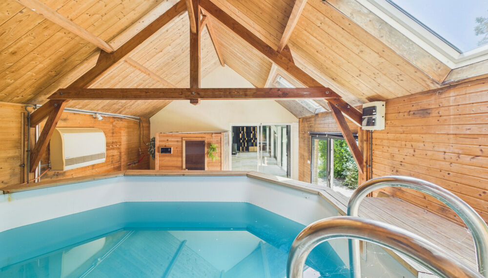 VILLA T5 + terrain 6365 m² + piscine int et ext