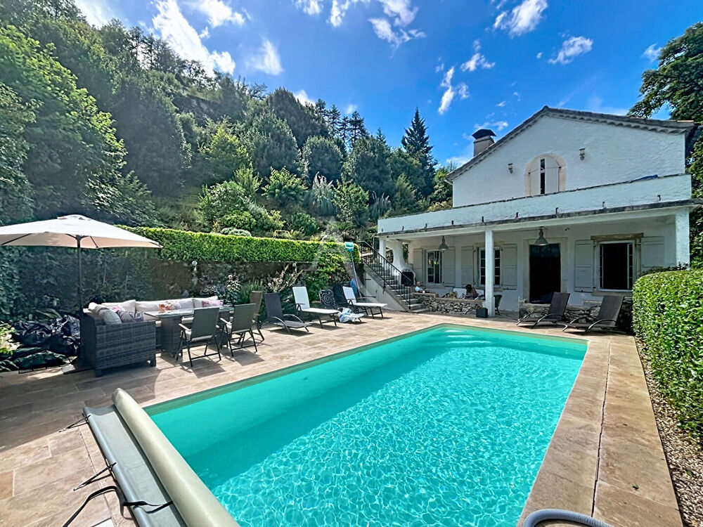 Élégante maison en pierre avec vue dégagée sur la rivière, piscine