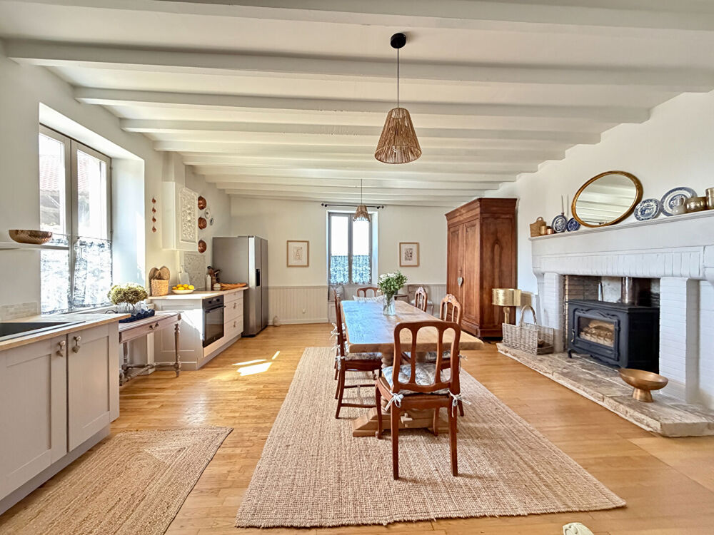 Magnifique Maison de Caractère Élégante et Entièrement Rénovée avec Cour Intérieure Close, Jardin et Nombreuses Dépendances