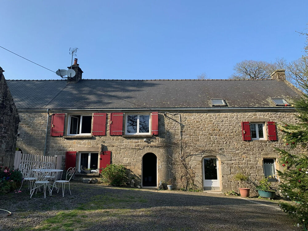 MORBIHAN, Melrand, Propriété du XVIIe siècle, deux acres, dépendances