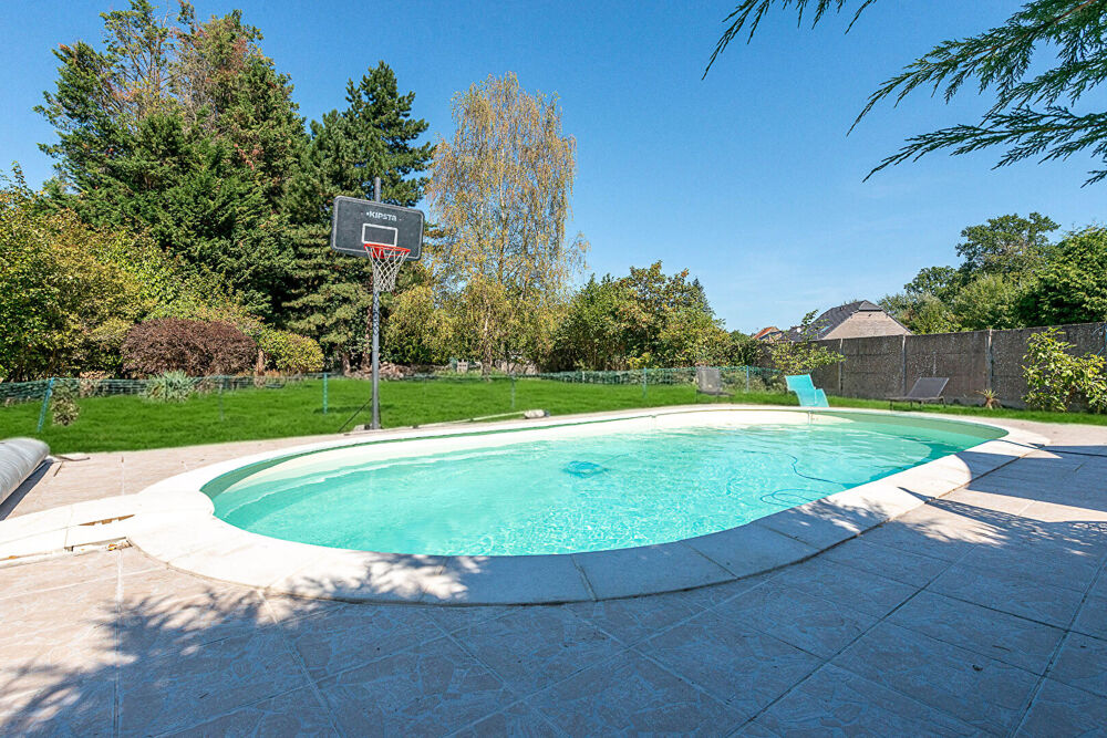 Spacieuse longère avec piscine sur 2301 m²