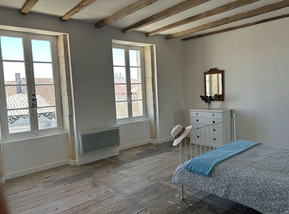 Grande maison de caractère au coeur de Néré avec jardin et dépendance