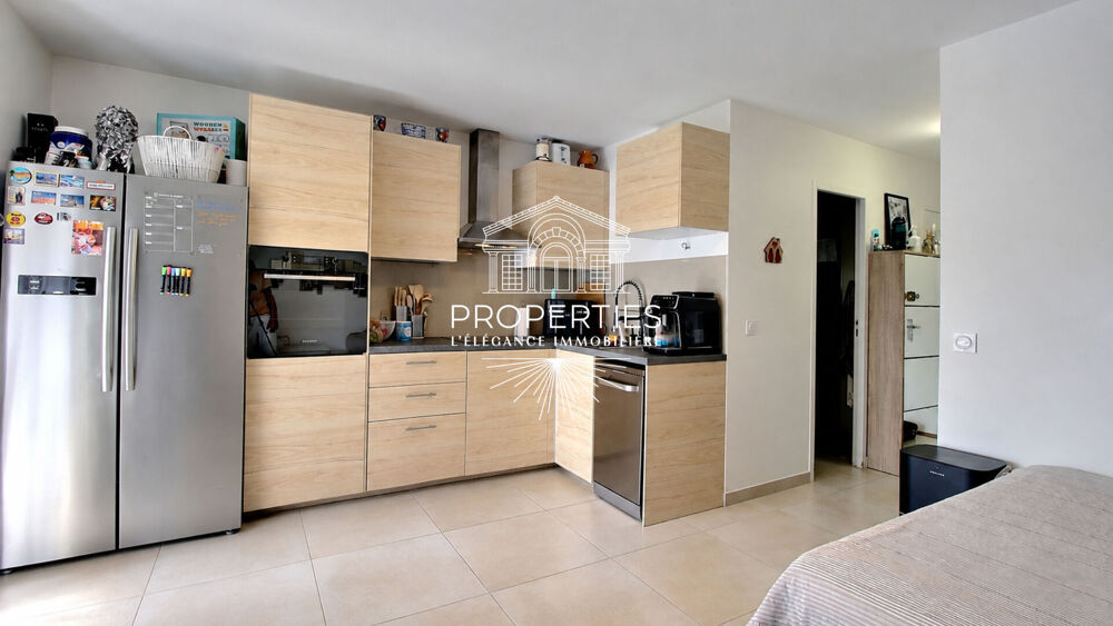 LE LAVANDOU - CENTRE-VILLE - T2 RENOVE - TERRASSE - 1ER ETAGE - VUE DEGAGEE