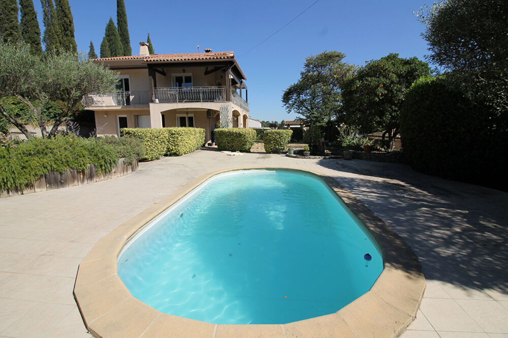 NIMES PROCHE CENTRE VILLE très belle villa en R+1 avec deux appartements P3 et P4.Piscine.Terrain 1127m².