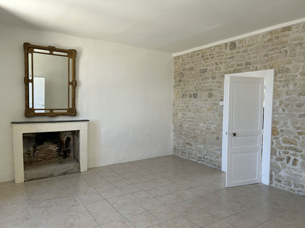 Grande maison de caractère au coeur de Néré avec jardin et dépendance