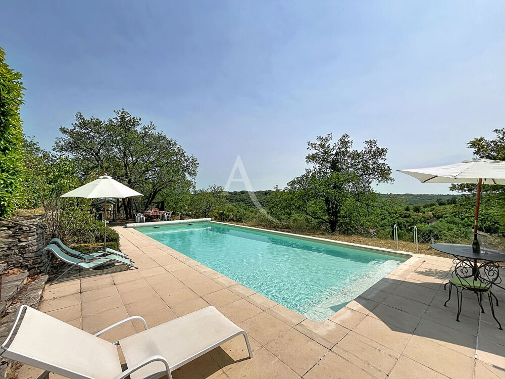 Maison familiale de 4 chambres avec piscine, jolie vue dégagée et 5 766m² de terrain.