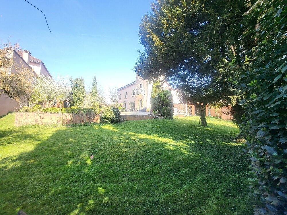 MAGNIFIQUE PROPRIETE CENTRE DE CHATILLON AVEC TERRAIN GARAGES PISCINE