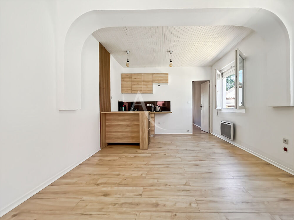 Maison en centre bourg avec toutes commodités à pied.